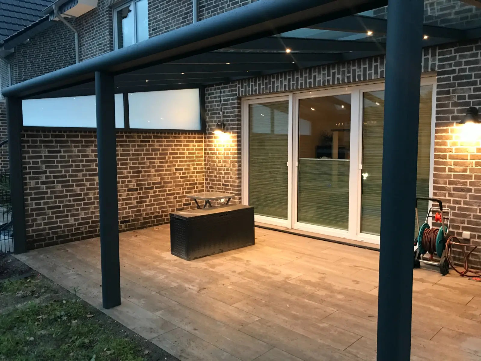 Terrassenüberdachung aus Aluminium in Anthrazit mit 16mm Stegplatten, langlebige Glasüberdachung von e-Stegplatten
