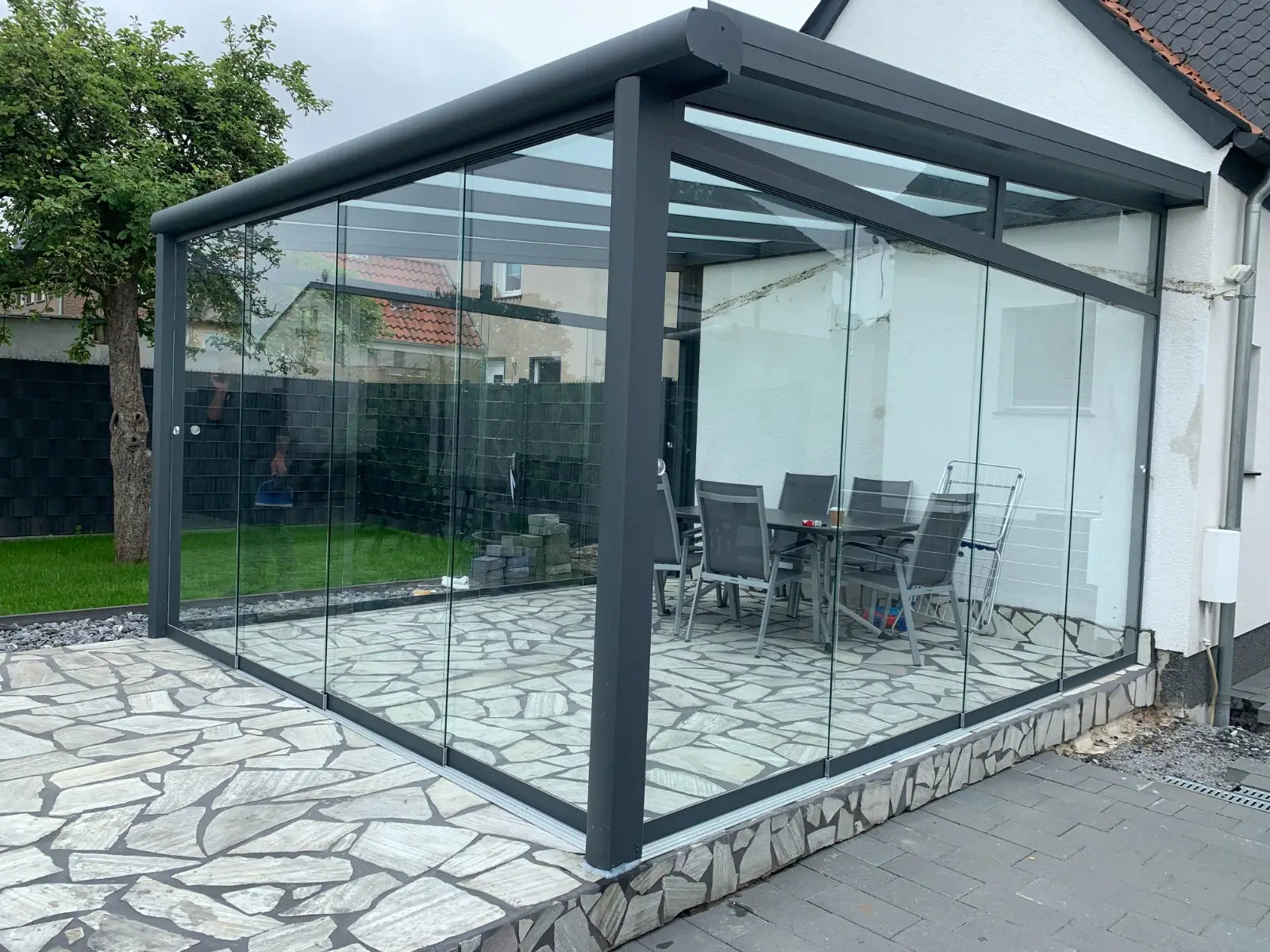 Terrassenüberdachung aus Aluminium in Anthrazit mit 16mm Stegplatten, ideal für den Glaswintergarten, von e-Stegplatten