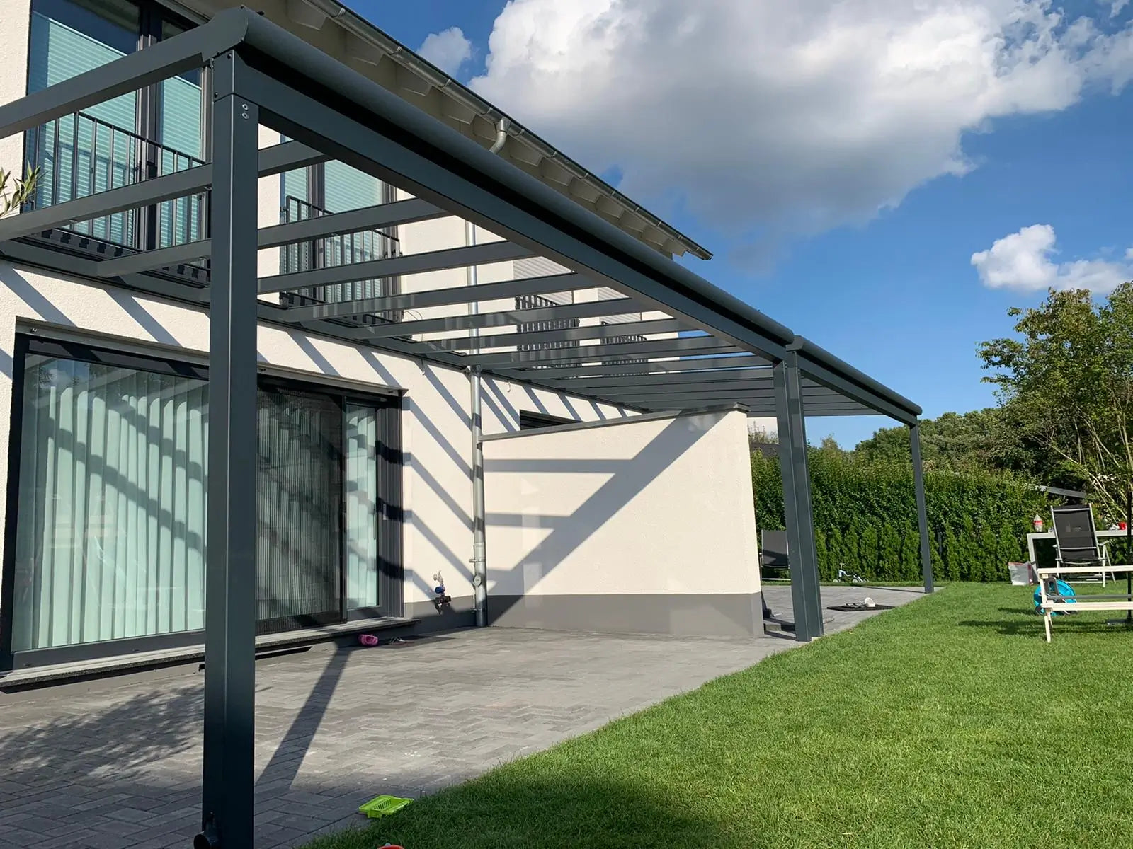Große e-Stegplatten Terrassenüberdachung aus anthrazitfarbenem Aluminium mit 16mm Stegplatten, wetterfest und langlebig